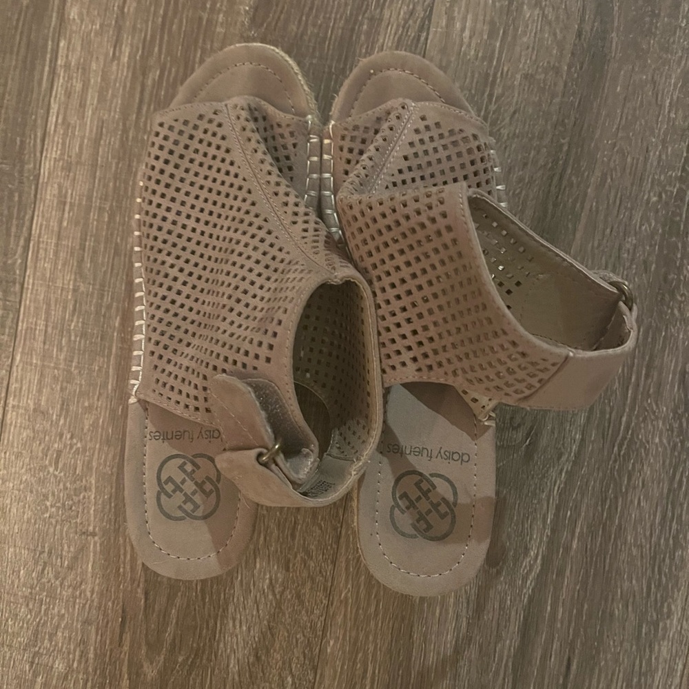 Daisy Fuentes Tan Peep-Toe Sandals